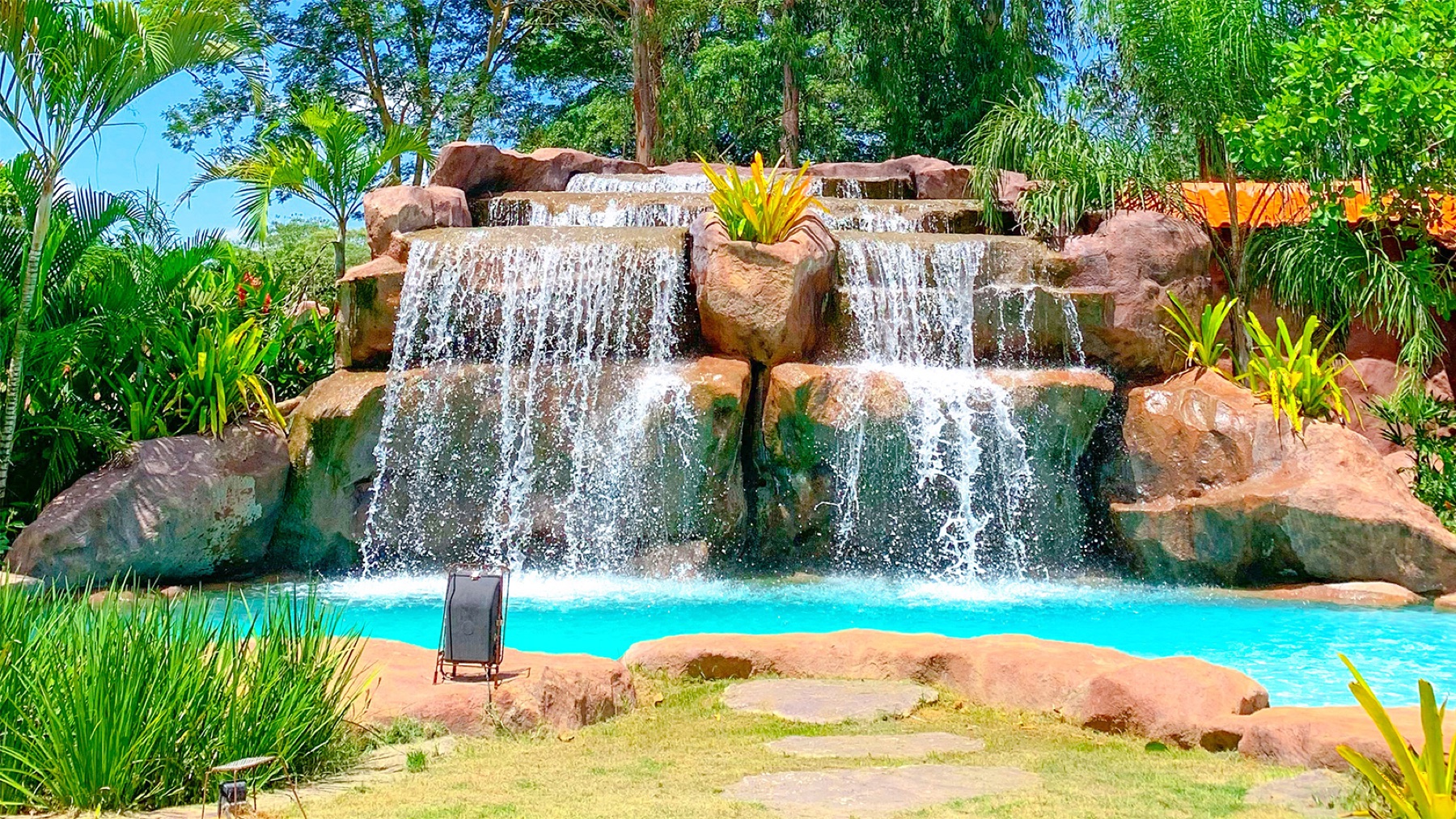 Piscina com cascata da Pousada Grande Rio